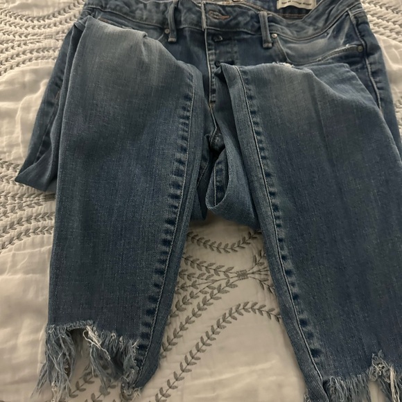 Jessica Simpson jeans in a stunning blue color with frayed ends, skinny fit - Picture 5 of 13